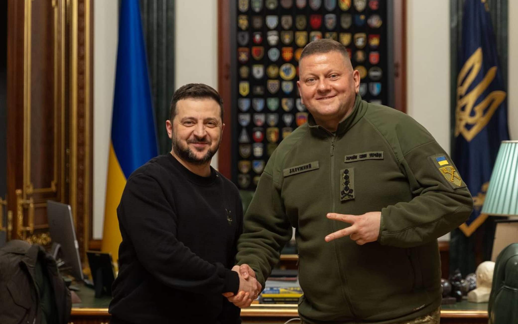 Il presidente ucraini Volodymir Zelensky con Valery Zaluzhny, rimosso da capo delle forze armate e sostituito da Oleksandr Syrsky, in una foto postata dallo stesso Zelensky sul suo profilo Facebook, Kieve, 8 febbraio 2024. TELEGRAM VOLODYMIR ZELENSKY +++ATTENZIONE LA FOTO NON PUO' ESSERE PUBBLICATA O RIPRODOTTA SENZA L'AUTORIZZAZIONE DELLA FONTE DI ORIGINE CUI SI RINVIA+++ NPK +++