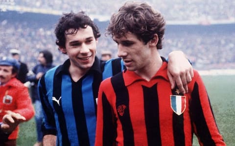 Giuseppe Baresi of FC Internazionale embraces his brother Franco Baresi of  AC Milan during the Serie A match between FC Internazionale and AC Milan at stadio Giuseppe Meazza 1979-80 in Milan, Italy. (Photo by Alessandro Sabattini/Getty Images)