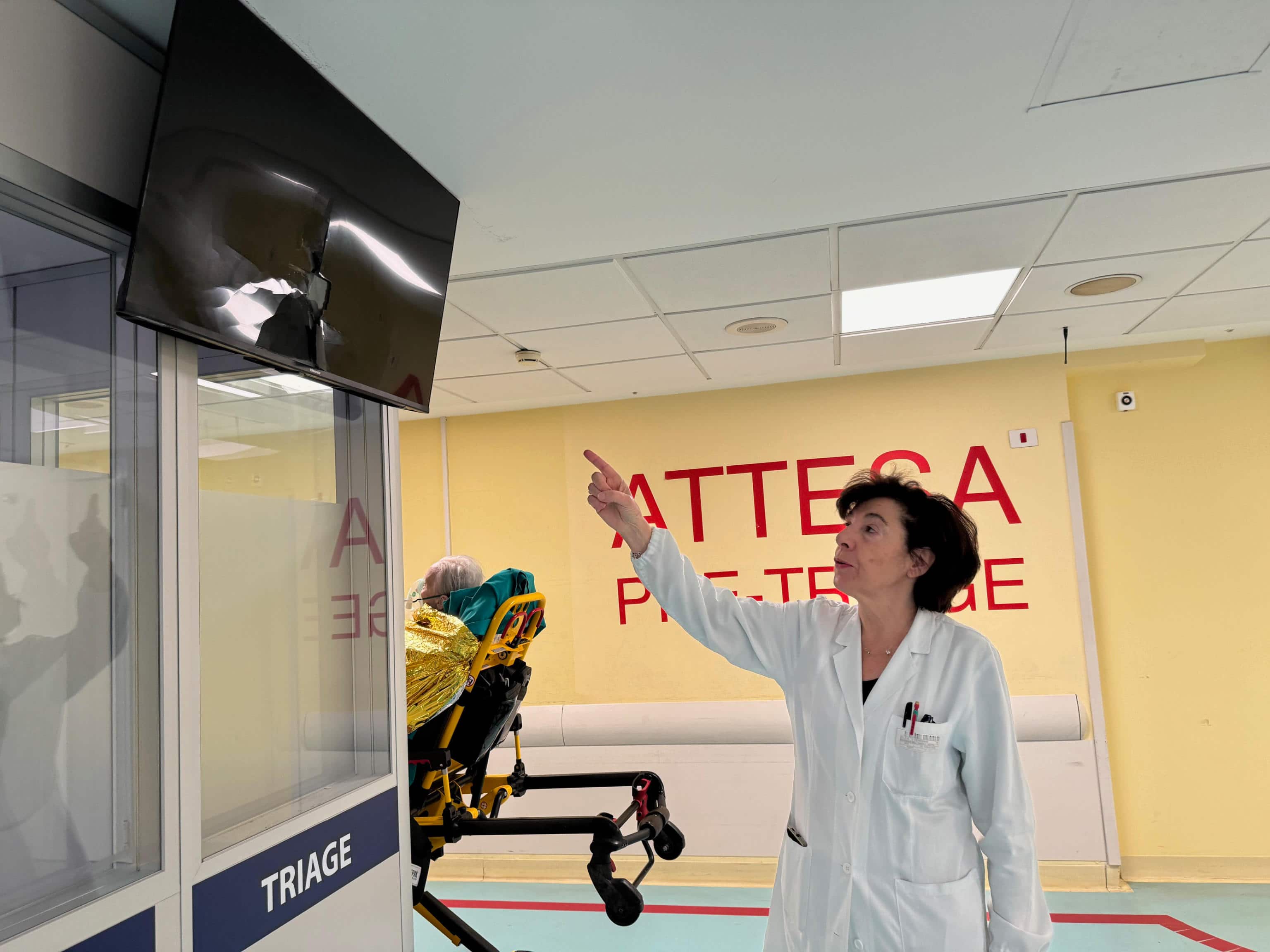 Un 50 enne irlandese è stato arrestato dalla polizia dopo aver distrutto la sala d'attesa del pronto soccorso dell'ospedale di Mestre, obbligando le infermiere, terrorizzate, a nascondere una decina di pazienti nella guardiola.Un 50 enne irlandese è stato arrestato dalla polizia dopo aver distrutto la sala d'attesa del pronto soccorso dell'ospedale di Mestre, obbligando le infermiere, terrorizzate, a nascondere una decina di pazienti nella guardiola.