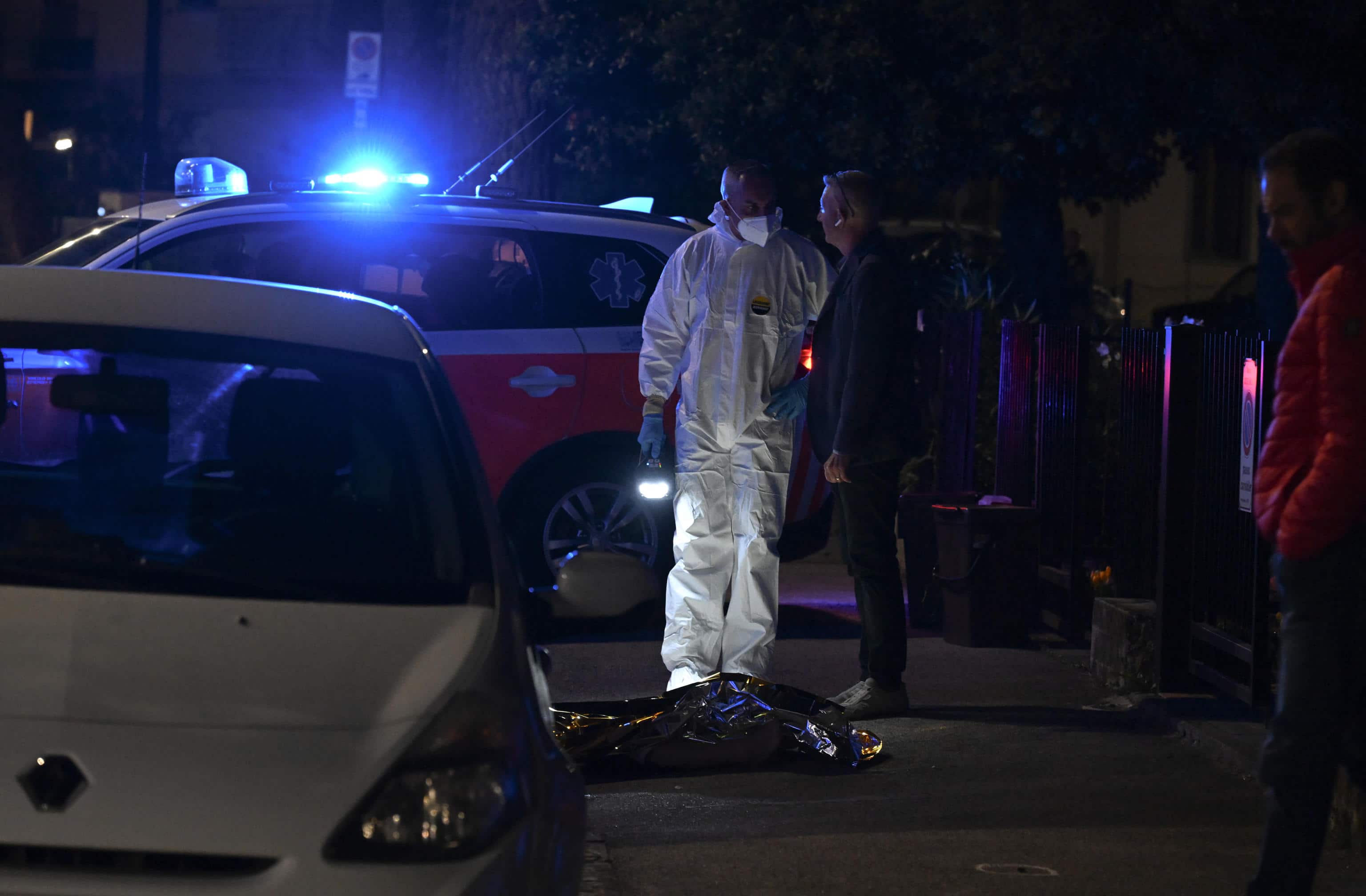 L'area dell'omicidio di una donna albanese, 35 anni, a Castelfiorentino, 28 settembre 2023. Via Galvani è stata isolata, per non inquinare la scena criminis e per agevolare i rilievi scientifici e balistici necessari. Gli investigatori raccolgono le testimonianze dei familiari e dei conoscenti della vittima. entino (Firenze), stasera, colpita da un'arma da fuoco. Sul posto stanno procedendo i carabinieri. Gli accertamenti sono all'inizio. Tra le prime ipotesi al vaglio c'è quella di un caso di femminicidio. Note di ricerca sono state diramate su tutte le possibili vie di fuga in tutta la Val d'Elsa, tra Poggibonsi (Siena) e Empoli (Firenze). Secondo quanto appreso, si sta cercando di rintracciare il marito, che non risulta più convivente con la vittima. La donna è stata uccisa in via Galvani, una strada urbana ma periferica della cittadina. ANSA/CLAUDIO GIOVANNINI