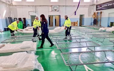 Il sindaco di Bacoli Josi Gerardo Della Ragione nella palestra della scuola Gramsci in viale Olimpico a Bacoli (Napoli) allestita con la Protezione Civile per ospitare le persone che, a causa dello sciame sismico che sta interessando i campi Flegrei, non vogliono rimanere nelle loro case, 17 febbraio 2025. 
FACEBOOK/ JOSI GERARDO DELLA RAGIONE
+++ATTENZIONE LA FOTO NON PUO' ESSERE PUBBLICATA O RIPRODOTTA SENZA L'AUTORIZZAZIONE DELLA FONTE DI ORIGINE CUI SI RINVIA+++ NPK +++