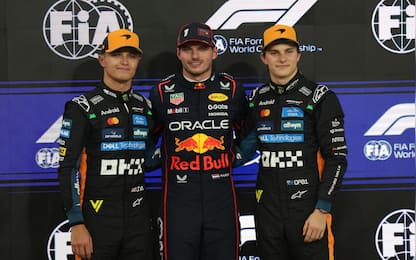 epa12574540 Polesitter Red Bull Racing driver Max Verstappen (C) of Netherlands, second place McLaren driver Lando Norris (L) of Britain and third place McLaren driver Oscar Piastri (R) of Australia pose for the group photo after the Qualifying for the Formula One Abu Dhabi Grand Prix, in Abu Dhabi, United Arab Emirates, 06 December 2025. The 2025 Formula One Abu Dhabi Grand Prix will be held at the Yas Marina Circuit racetrack on 07 December.  EPA/ALI HAIDER