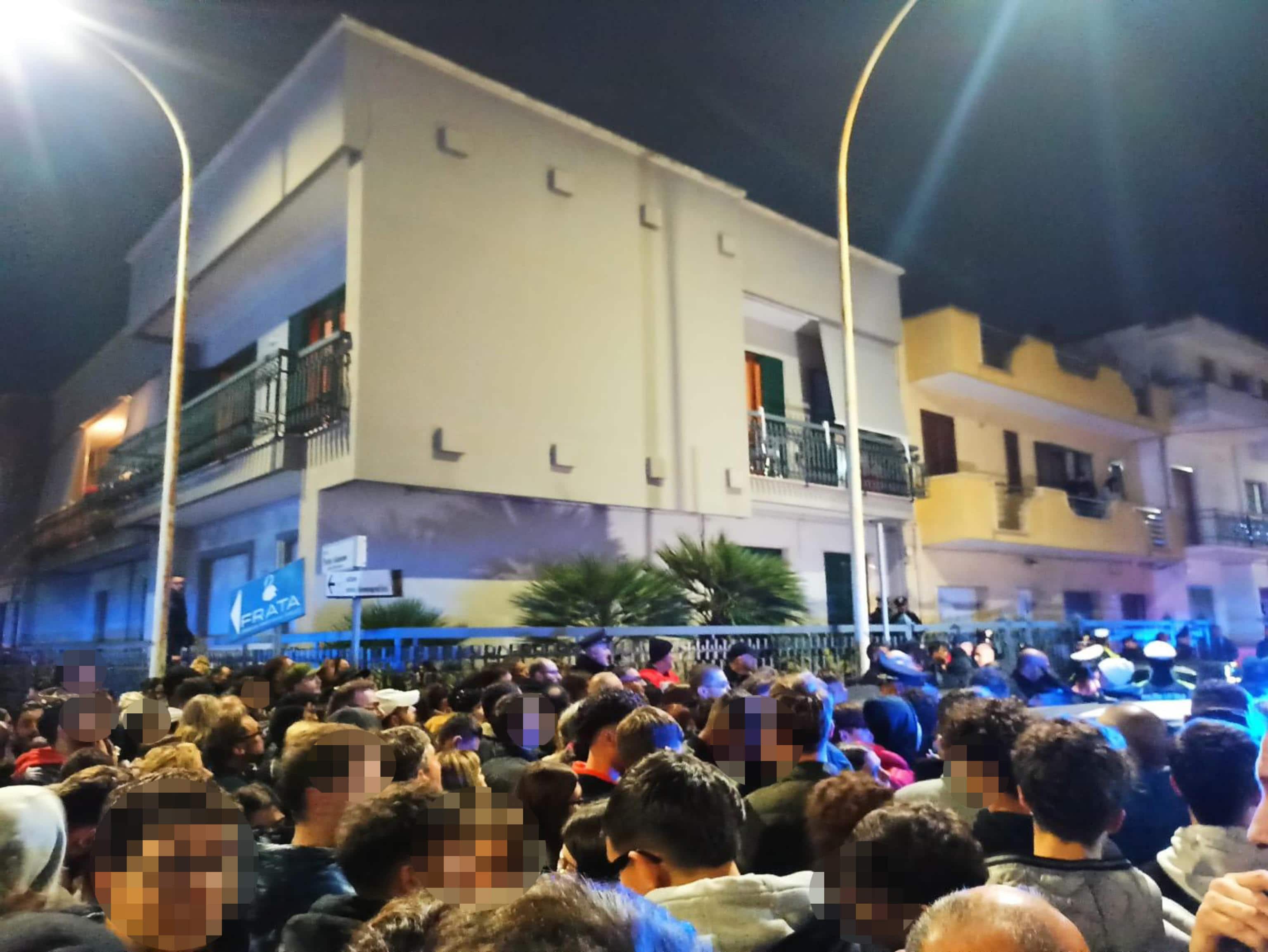 La ragazza sarebbe stata tenuta sotto sequestro nello stesso stabile in cui vive il 30enne Dragos-Ioan Gheormescu, il giovane che è ora in caserma a Lecce e che era stato l'ultimo a incontrarla prima della scomparsa. Quando si è diffusa la notizia del ritrovamento, la folla che si è radunata sotto casa del giovane ha cominciato ad applaudire e a festeggiare. Tra loro anche il fratello di Tatiana, Vladimir. Nell'edificio poco fa è entrato personale del 118 che si ipotizza che sia giunto sul posto per verificare le condizioni di salute della ragazza.
ANSA/DANILO SANTORO