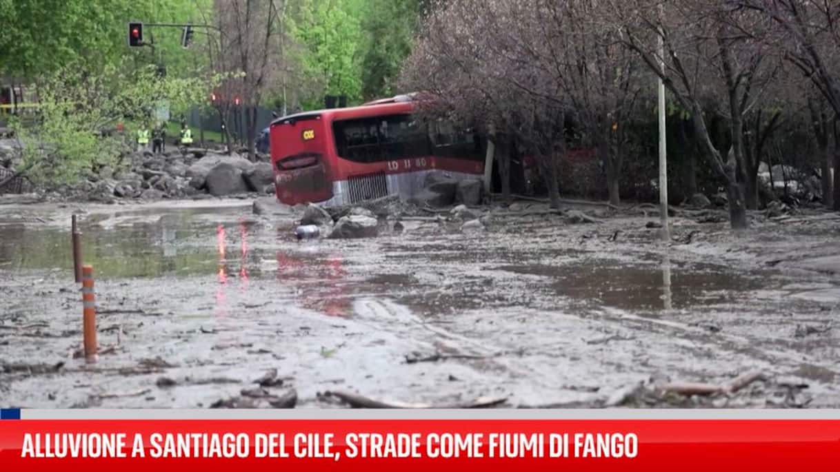 Alluvione Santiago del Cile, strade come fiumi di fango