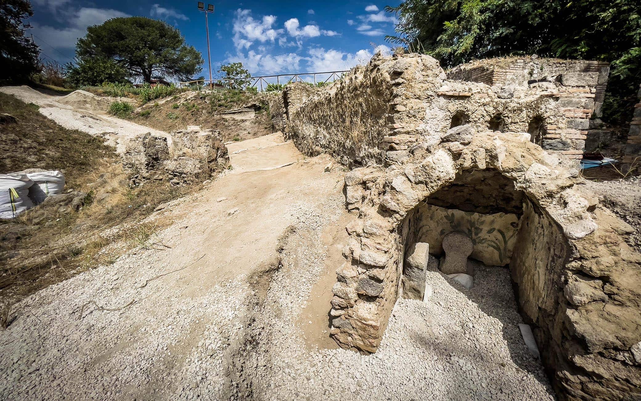 Rinvenuta una tomba con resti umani e suppellettili presso la necropoli di Porta Sarno, a est dell’antico centro urbano di Pompei. Sulla lastra marmorea posta sul frontone della tomba un’iscrizione commemorativa del proprietario Marcus Venerius Secundio richiama, straordinariamente, lo svolgimento a Pompei di spettacoli in lingua greca, mai prima attestati in maniera diretta. Si tratta dell’ultima scoperta di Pompei, avvenuta nel corso di una campagna di scavo promossa nell’area della necropoli di Porta Sarno, dal Parco Archeologico di Pompei e dall’Università Europea di Valencia Napoli 16 Agosto 2021. ANSA/CESARE ABBATE 