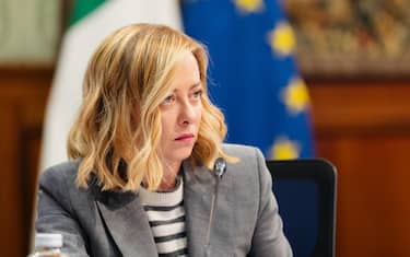 La premier Giorgia Meloni presiede, nella Sala Verde di Palazzo Chigi, l'incontro tra il Governo e i rappresentanti dell'Unione delle Camere penali italiane (Ucpi), alla presenza del Sottosegretario alla Presidenza del Consiglio Alfredo Mantovano, del Ministro della giustizia Carlo Nordio, del Presidente e del Segretario di UCPI, Francesco Petrelli e Rinaldo Romanelli e, in videocollegamento, del Vicepresidente del Consiglio e Ministro degli affari esteri Antonio Tajani, Roma, 05 marzo 2025.
ANSA/ UFFICIO STAMPA PALAZZO CHIGI/ FILIPPO ATTILI
+++ ANSA PROVIDES ACCESS TO THIS HANDOUT PHOTO TO BE USED SOLELY TO ILLUSTRATE   NEWS REPORTING OR COMMENTARY ON THE FACTS OR EVENTS DEPICTED IN THIS IMAGE; NO  ARCHIVING; NO LICENSING +++ NPK +++