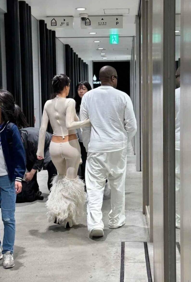 Kanye West e Bianca Censori a Tokio