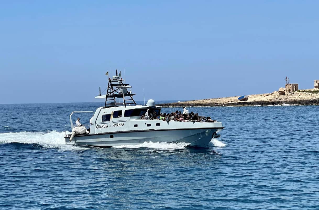 Migranti, neonata morta per ipotermia a Lampedusa dopo lo sbarco