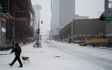 NASHVILLE, TENNESSEE - JANUARY 24: Snow falls downtown in the lower Broadway area on January 24, 2026 in Nashville, Tennessee. A massive winter storm is bringing frigid temperatures, ice, and snow to millions of Americans across the nation. (Photo by Brett Carlsen/Getty Images)