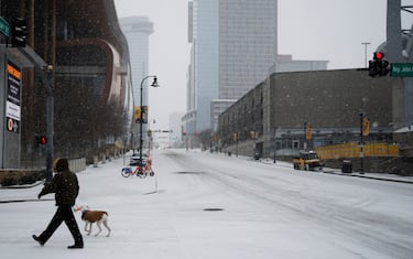 NASHVILLE, TENNESSEE - JANUARY 24: Snow falls downtown in the lower Broadway area on January 24, 2026 in Nashville, Tennessee. A massive winter storm is bringing frigid temperatures, ice, and snow to millions of Americans across the nation. (Photo by Brett Carlsen/Getty Images)