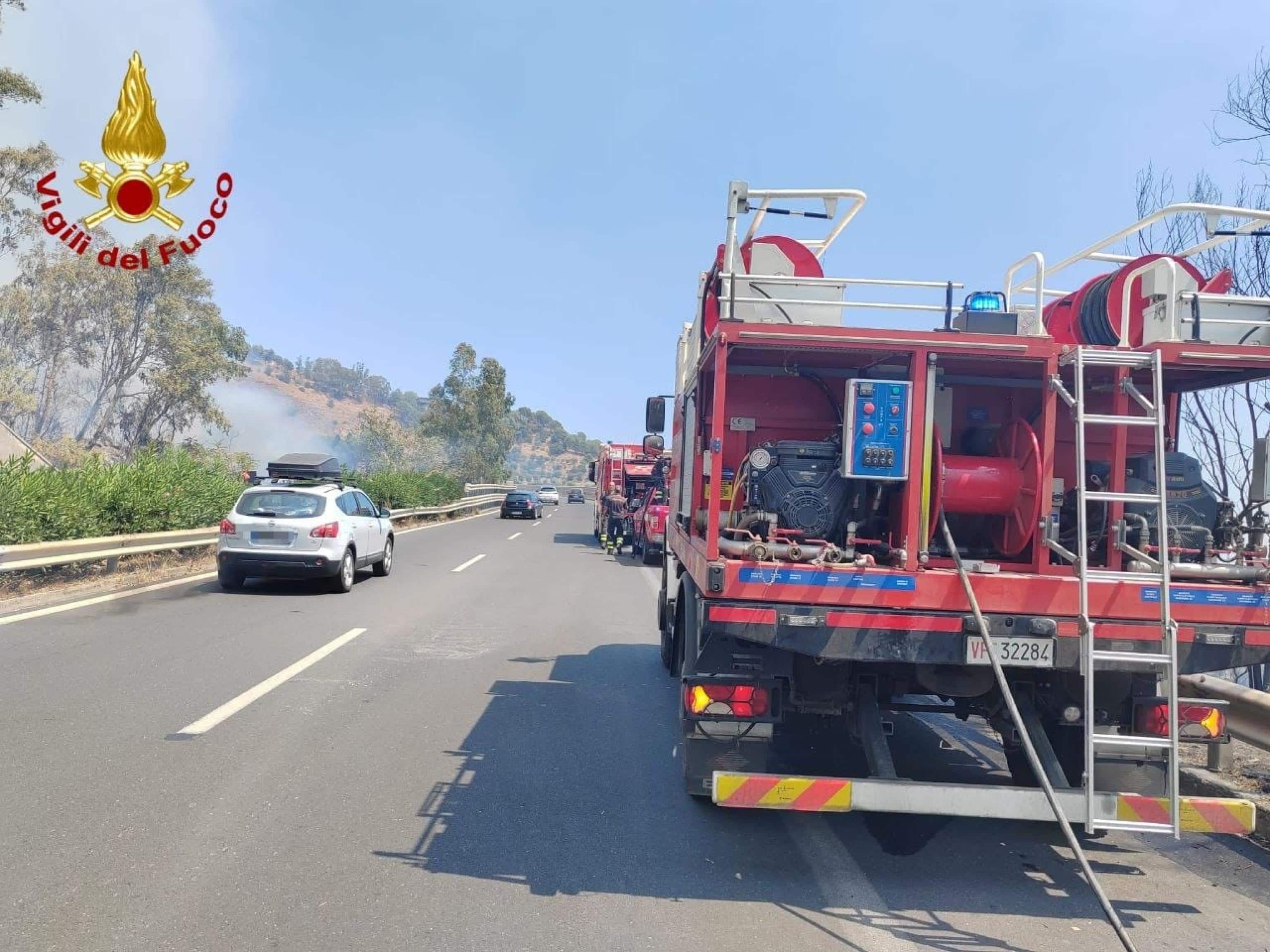L'intervento dei vigili del fuoco a a Taormina (ME) per un incendio di vegetazione in contrada Matrissa, a ridosso dell autostrada A18, 23 agosto 2026
Sul posto operano tre squadre per il contenimento delle fiamme. Una squadra è impegnata nel presidio di un centro abitato nelle vicinanze dell area interessata dall incendio. ANSA / ufficio stampa Vigili del fuoco +++ UFFICIO STAMPA +++ FOTO NON IN  VENDITA - DA USARE SOLO PER FINI GIORNALISTICI  +++ NPK +++ 