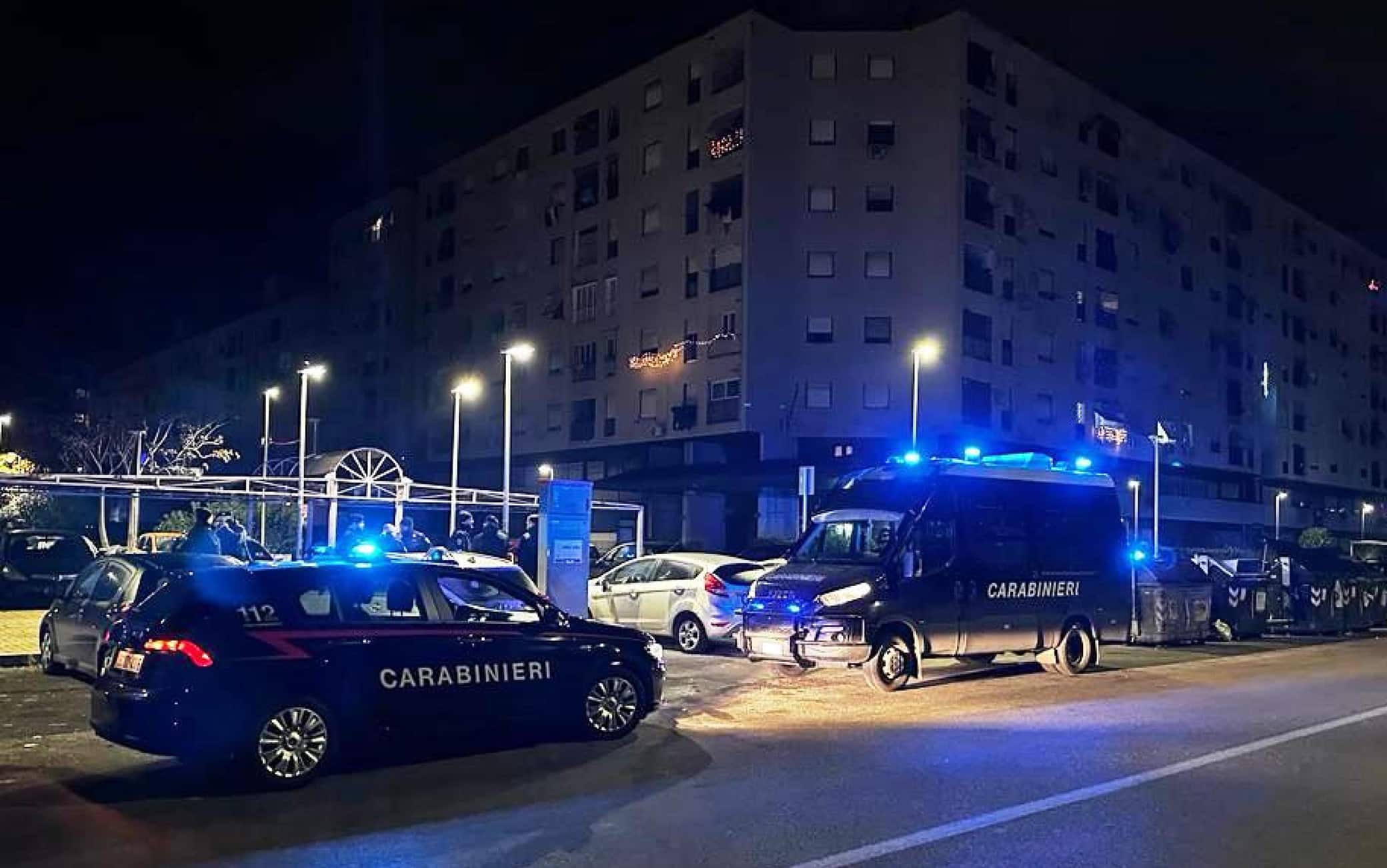 Lo scorso 23 ottobre a Tor Bella Monaca misero in atto un vero e proprio raid punitivo ai danni di tre cittadini tunisini, minacciandoli e colpendoli e pugni. Per questa vicenda oggi i Carabinieri della Compagnia di Frascati, supportato nella fase esecutiva da quelli del Gruppo di Frascati con circa 60 uomini, hanno dato esecuzione a un'ordinanza applicativa di misure cautelari in carcere - emessa dal GIP presso il Tribunale di Roma su richiesta della Procura - nei confronti di 6 soggetti, tutti italiani, ritenuti responsabili, in concorso tra loro, di "minaccia aggravata, detenzione e porto illegale di arma comune da sparo". Tre degli arrestati sono componenti del clan Moccia, gruppo criminale di stampo camorristico attivo a Roma. L'indagine è stata effettuata dai carabinieri della stazione di Tor Bella Monaca, dopo il rinvenimento di un'ogiva e di un foro nella vetrata di un balcone in uno stabile in via Paolo Ferdinando Quaglia. Dall'analisi balistica e delle videocamere presenti in zona gli inquirenti sono riusciti a ricostruire la dinamica del raid avvenuto in tarda serata all'interno di un bar. "La vicenda non è apparsa essere episodica, soprattutto per i precedenti di alcuni appartenenti al commando e per il fatto che due dei tre cittadini tunisini sono stati già in altre occasioni feriti con colpi di pistola", spiega una nota. ANSA/CARABINIERI EDITORIAL USE ONLY NO SALES