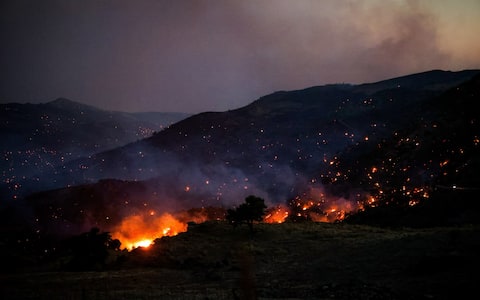 IPA87105150 - (260730) -- CRETE, July 30, 2026 (Xinhua) -- Smoke rises from a wildfire in Rethymno on the island of Crete, Greece, July 29, 2026. Two firefighters lost their lives while battling a fast-moving wildfire in Rethymno on the Greek island of Crete on Wednesday, as gale-force winds fueled the blaze across a front stretching more than 15 kilometers. (Photo by Rapanis Spiros/Xinhua) - Rapanis Spiros - //CHINENOUVELLE_XxjpbeE000029_20260730_PEPFN0A001/Credit:CHINE NOUVELLE/SIPA/2607300729