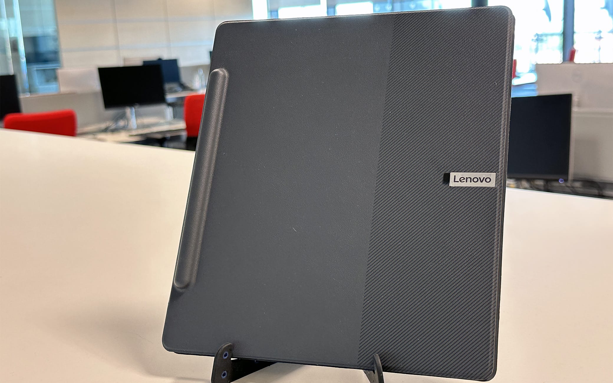 La cover protettiva di Lenovo Smart Paper è inclusa nella confezione