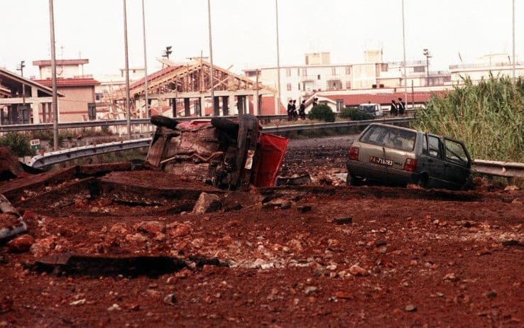 L’auto rossa sulla quale viaggiavano i due sopravvissuti austriaci