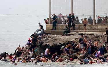 epaselect epa13141873 Migrants reach Spanish territory after swimming from Morocco to Ceuta, a Spanish enclave in North Africa, 30 July 2026. Hundreds of migrants swam to cross the border to Ceuta over the last nine days, mainly Moroccan and Algerian. Ceuta officials asked the Spanish government to declare a 'national emergency.'  EPA/Reduan Dris BEST QUALITY AVAILABLE