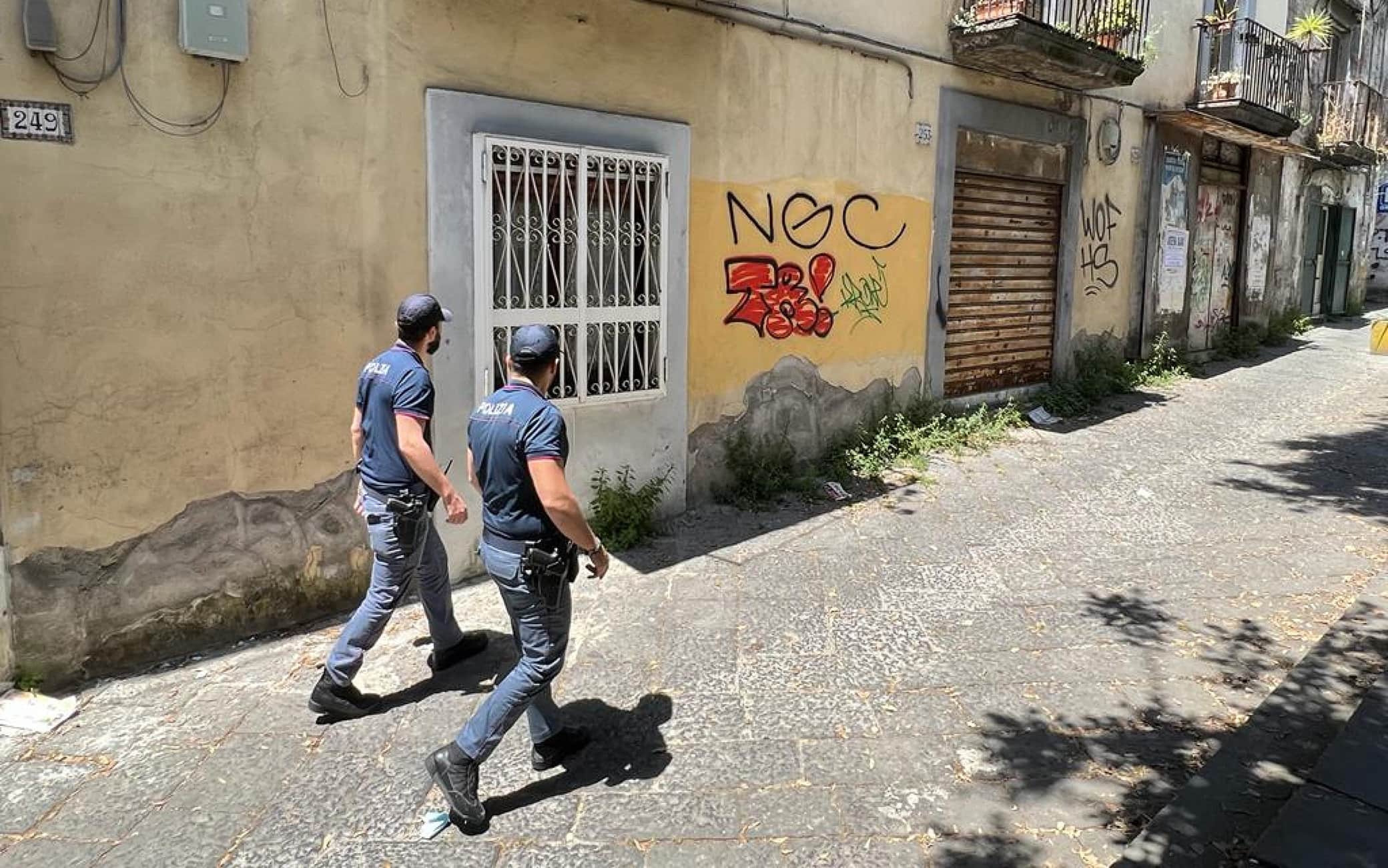 Il luogo in cui due sorelle di 24 e 17 anni sono state ustionate con l'acido la scorsa notte a Napoli, 30 Maggio 2022. ANSA/CIRO FUSCO