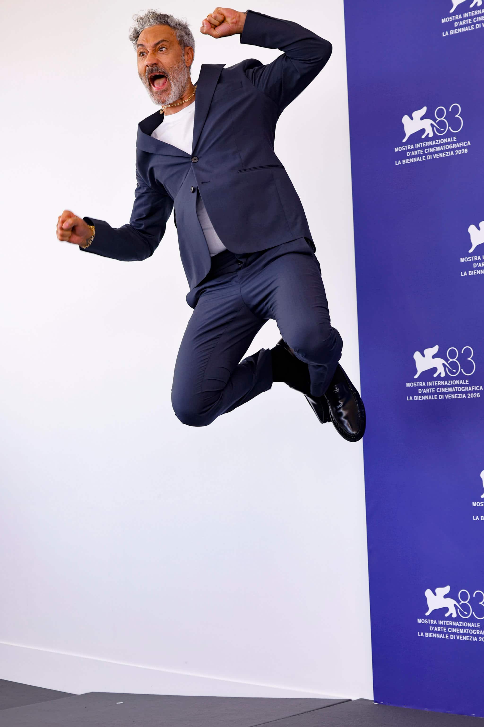 Taika Waititi salta durante il photocall a Venezia 83