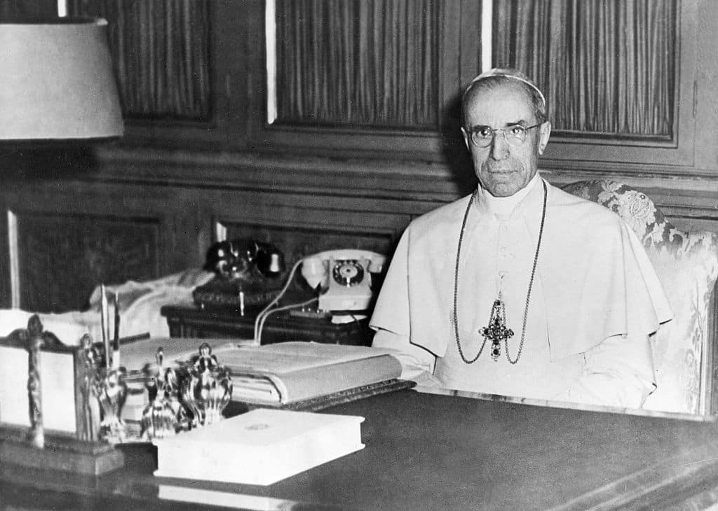 (EingeschrÃ¤nkte Rechte fÃ¼r bestimmte redaktionelle Kunden in Deutschland. Limited rights for specific editorial clients in Germany.) Papst Pius XII *02.03.1876-09.10.1958+vorher: Eugenio Maria Giuseppe Giovanni Pacelli, IPapst von 1939 bis 1958- an seinem Schreibtisch im Vatikan- 1949 (Photo by ullstein bild/ullstein bild via Getty Images)