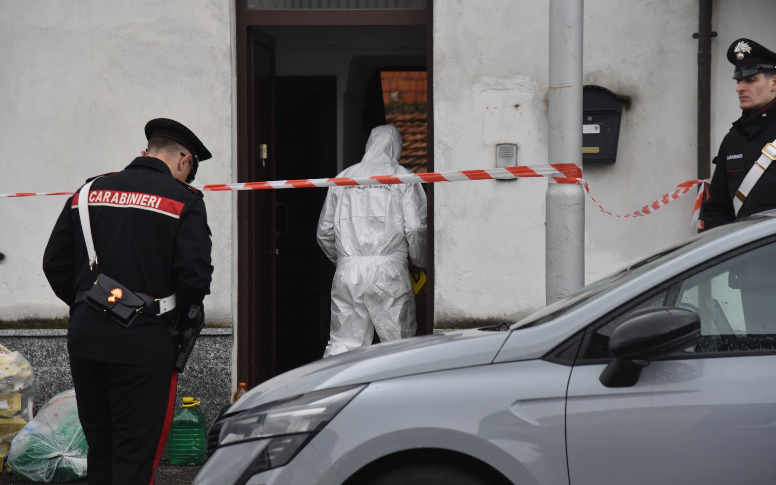 I carabinieri procedono ai rilievi scientifici nell'abitazione di un uomo di circa 40 anni, trovato morto dopo essere stato raggiunto da numerose coltellate a Vigevano, in provincia di Pavia. Vigevano, 6 maggio 2025. ANSA / PAOLO TORRES / FTJ