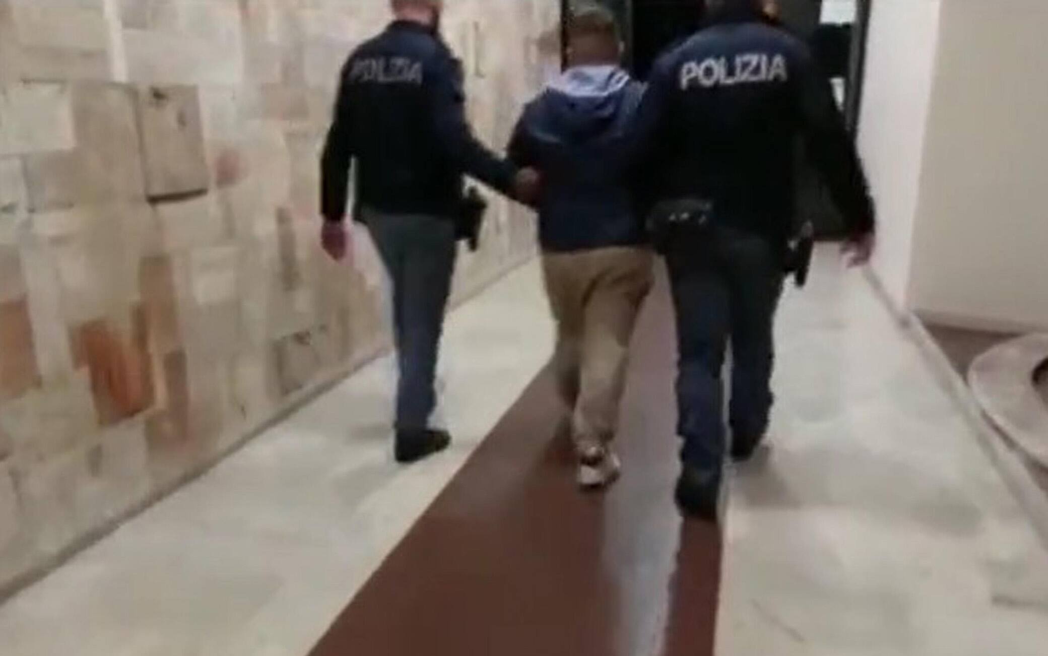 Un fermo immagine tratto da un video della polizia di Latina, 26 ottobre 2021: Dalle prime luci dell'alba è in corso a Latina, una vasta operazione anticrimine della Polizia di Stato, coordinata dalla Direzione Distrettuale Antimafia della Procura della Repubblica di Roma. Eseguite 33 misure cautelari nei confronti di altrettante persone sospettate, a vario titolo, di associazione per delinquere di tipo mafioso, traffico e spaccio di sostanze stupefacenti, estorsione, sequestro di persona, furto, detenzione e porto abusivo di armi. ANSA/POLIZIA EDITORIAL USE ONLY NO SALES