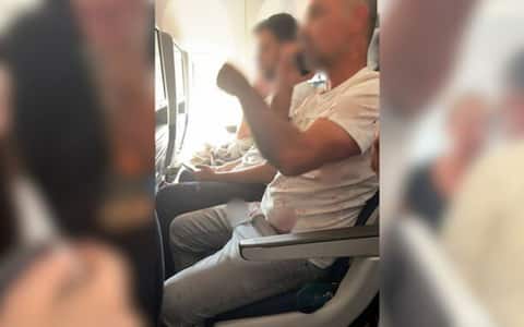 IPA89136521 - Volo Dubai - Tel Aviv, a bordo si scatena il panico a causa di una lite tra i piloti, secondo alcune indiscrezioni basate sulle testimonianze dei passeggeri a bordo, uno dei piloti avrebbe tentato di far schiantare il velivolo ma è stato fermato dal secondo pilota con l'aiuto dei passeggeri. in foto uno dei passeggeri che avrebbe partecipato alla colluttazione. 

fonte: Rt_India 
Immagine / frame distribuito da questa Agenzia esclusivamente per finalità editoriali. Il materiale può provenire da social media, emittenti televisive, uffici stampa o altre fonti terze pubblicamente accessibili. L’Agenzia non rivendica alcun diritto di proprietà, copyright o licenza sul materiale. Eventuali compensi richiesti riguardano esclusivamente i servizi dell’Agenzia. L’utilizzatore è responsabile della verifica e dell’ottenimento di eventuali diritti, autorizzazioni o consensi necessari all’uso del materiale.