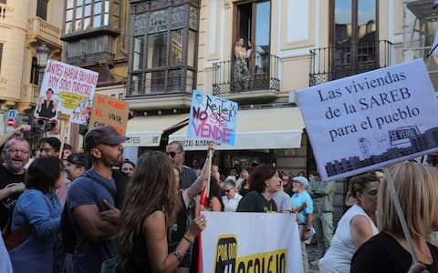 epa13279470 Housing protesters take part in a demonstration for the right to housing in Granada, Spain, 03 October 2026. Spain's Congress of Deputies rejected two government housing decrees containing measures on rents and evictions on 02 October. The latest wave of housing protests intensified after the 23 September eviction of an 87-year-old woman from the Madrid apartment where she had lived for more than 70 years.  EPA/PEPE TORRES