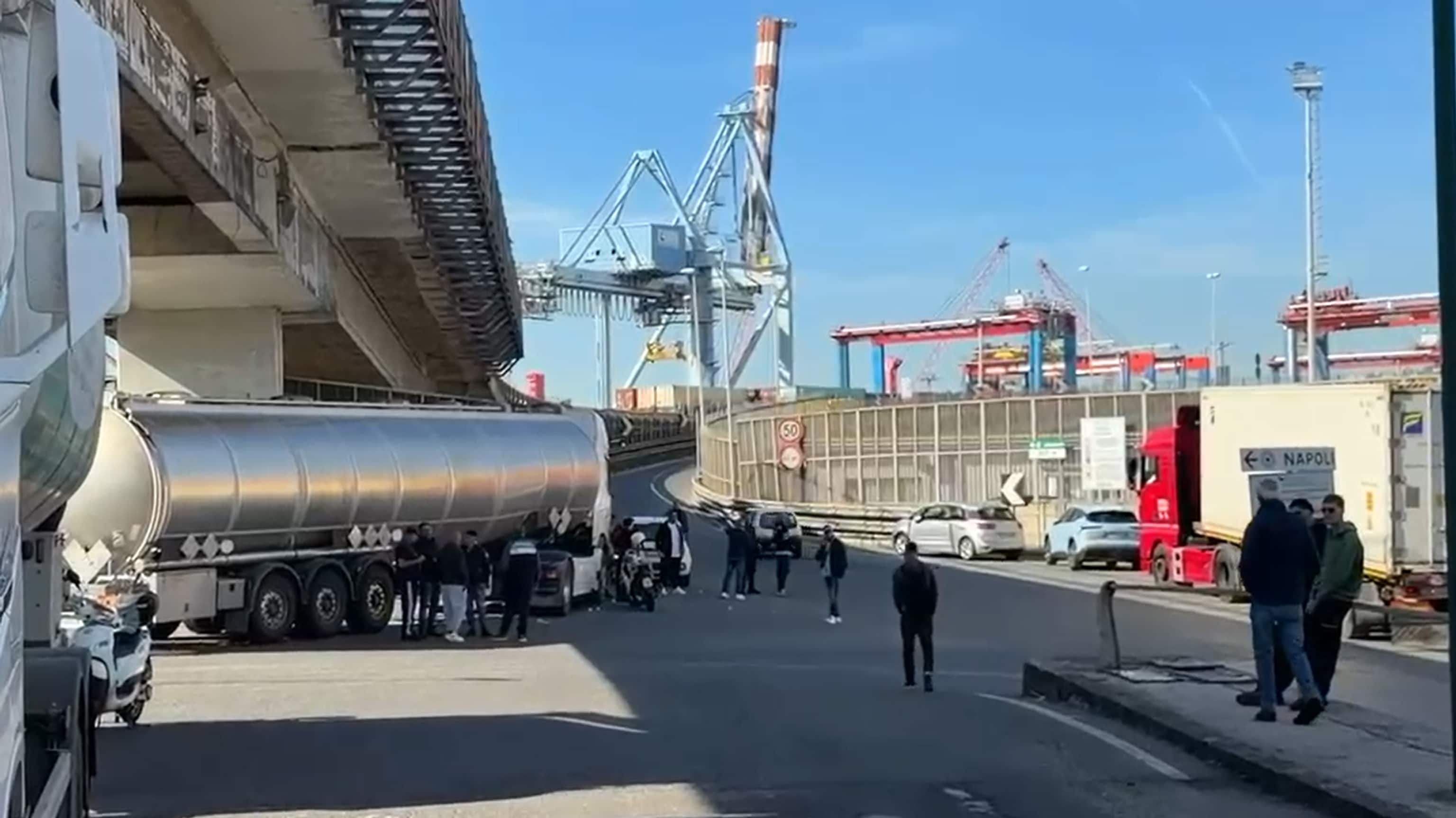 Tir bloccano varco al porto di Napoli