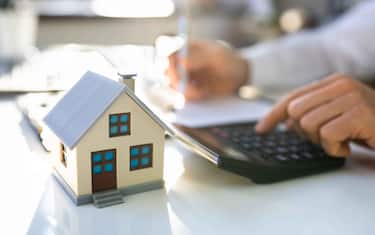 modellino casa e calcolatrice