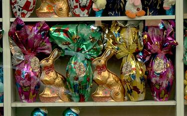 UOVA DI PASQUA TRA GLI SCAFFALI DEI NEGOZI MILANESI