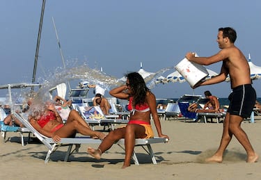 RICCIONE - MARE AFFOLLATO