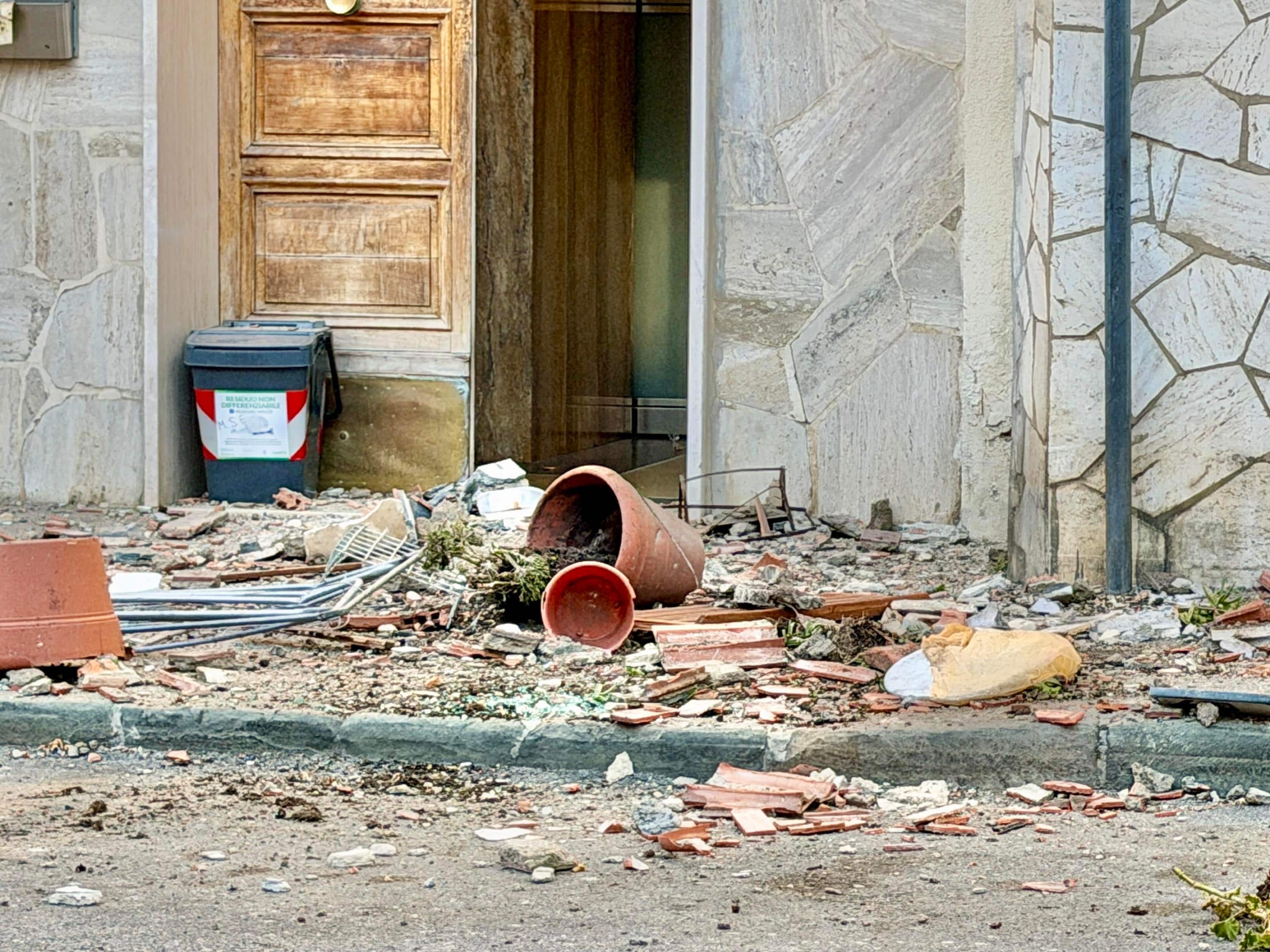 Le macerie del balcone che ha ceduto a Livorno