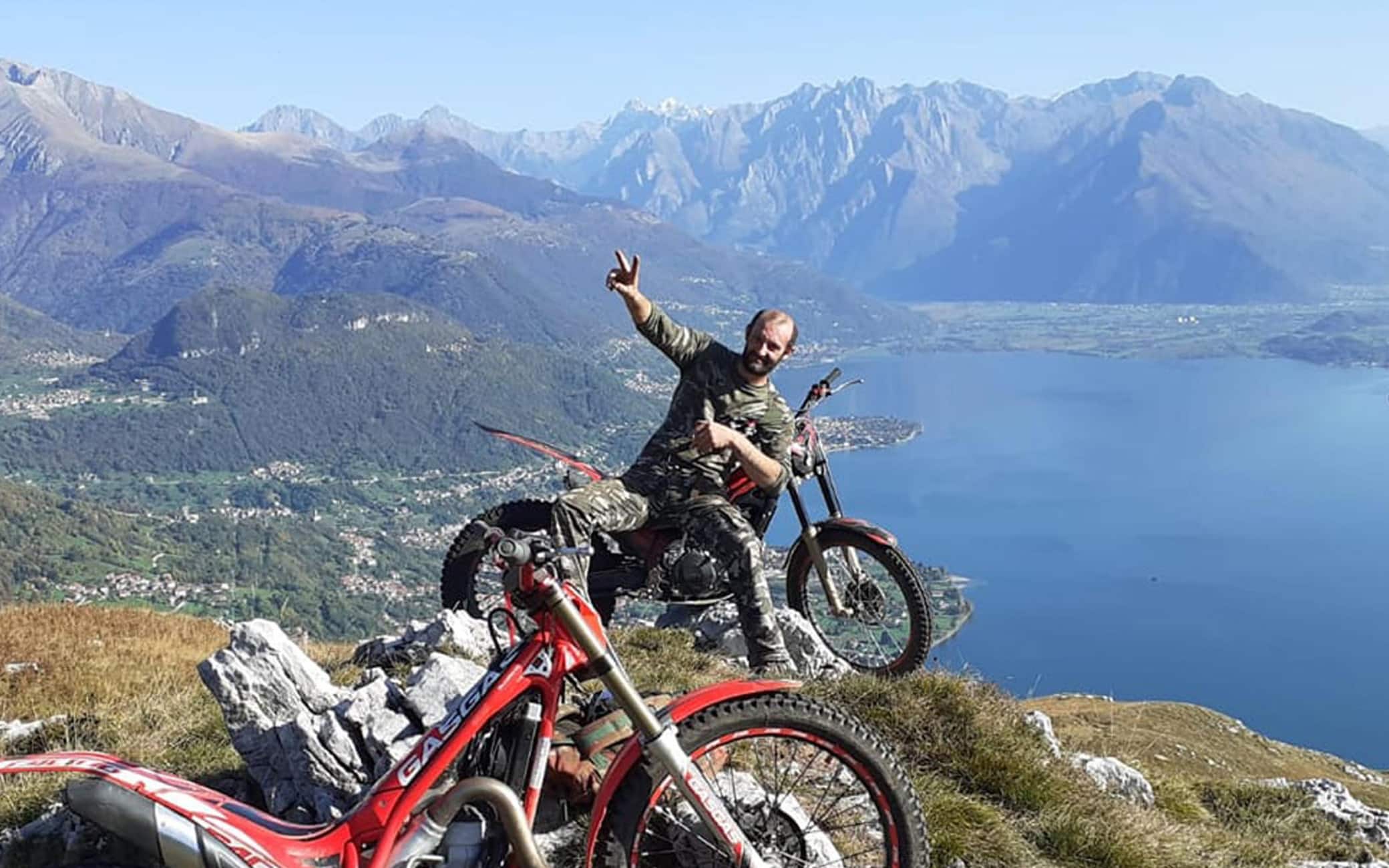 A un mese esatto dalla movimentata evasione di Massimo Riella, 48 anni, detenuto in attesa di giudizio per rapina, fuggito durante una visita sulla tomba della madre al cimitero di Brenzio (alto lago di Como) e da allora scomparso, suo padre Domenico, 80 anni, ha presentato una denuncia di scomparsa al comando dei Carabinieri di Gravedona sostenendo che un agente di polizia penitenziaria ha sparato al figlio. ANSA/Facebook Massimo Riella   + ATTENZIONE LA FOTO NON PUO' ESSERE PUBBLICATA O RIPRODOTTA SENZA L'AUTORIZZAZIONE     DELLA FONTE DI ORIGINE CUI SI RINVIA +