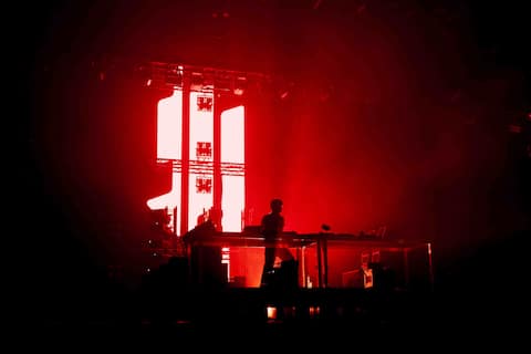 Silueta de Skrillex en la mesa DJ durante su actuación en Primavera Sound Barcelona 2026