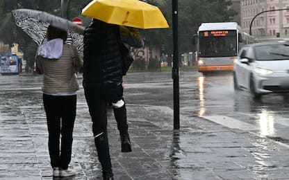 Alcune persone camminano riparandosi dalla pioggia con gli ombrelli a Genova, 8 ottobre 2024. Allagamenti diffusi sul territorio ligure. Scuole chiuse in via precauzionale in molti comuni, allerta arancione nel centro della regione, mentre nel Tigullio e nello spezzino il livello di allerta rossa per i grandi bacini dell'Entella e del Magra.
(pioggia,. maltempo, simbolica, pioggia, generica) 
ANSA/LUCA ZENNARO