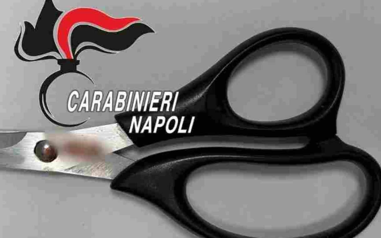 Napoli, accoltella la moglie con le forbici dopo mesi di minacce e violenze: arrestato