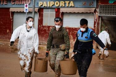 epa11720358 Police, military and volunteers continue with cleaning operations in the flood-hit municipality of Paiporta, Valencia province, Spain, 14 November 2024. The Spanish Meteorologic Agency (AEMET) has lowered the red alert to orange for heavy rains in the areas affected by the devastating floods triggered by the DANA (high-altitude isolated depression) weather phenomenon that hit eastern Spain on 29 October, which resulted in over 220 people killed.  EPA/BIEL ALINO