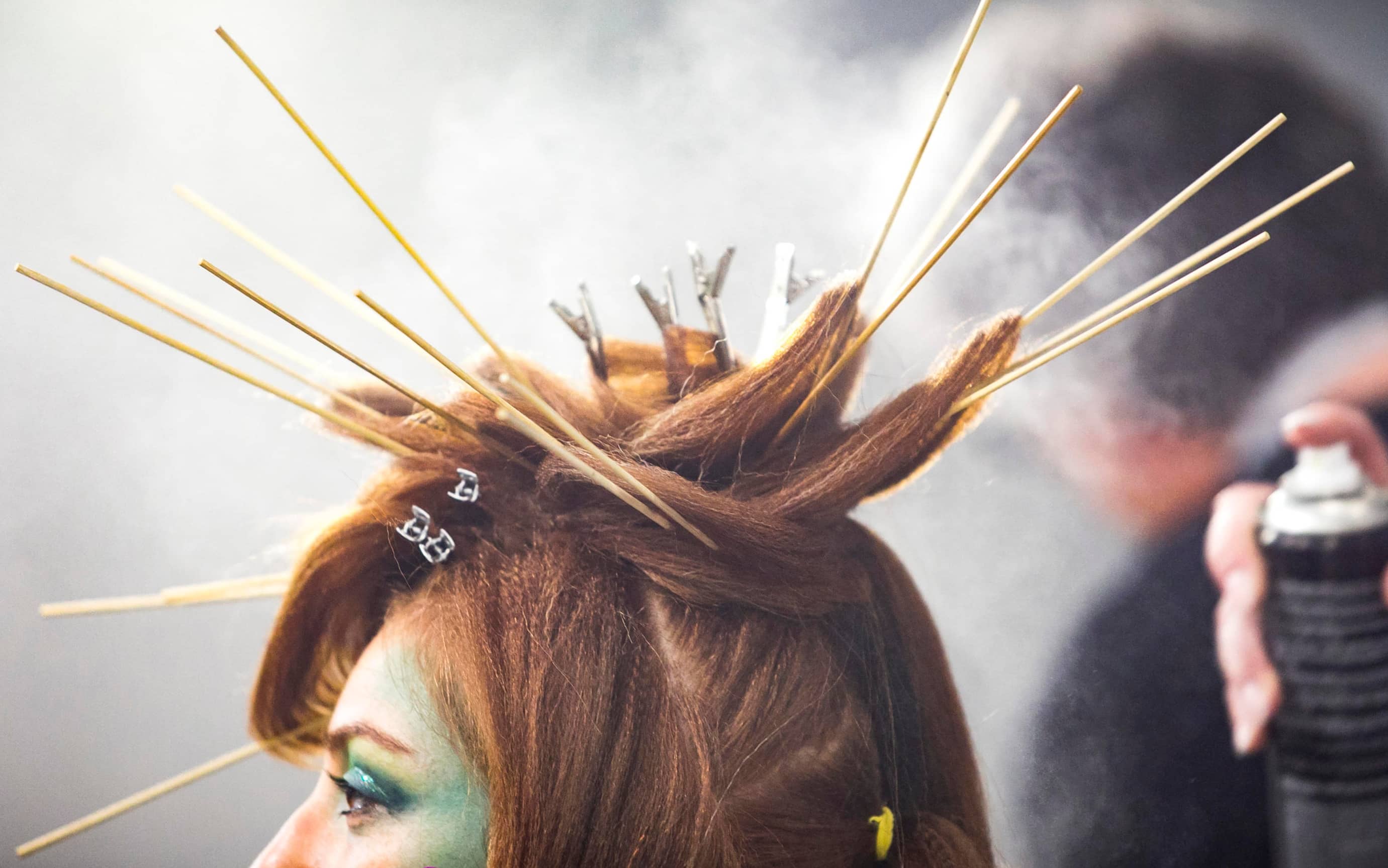 Abbiamo ripreso ad andare dal parrucchiere per taglio, colore e piega. Il consumo di cosmetici nei saloni è aumentato del 21,3% nell'ultimo anno e continua a crescere. Nell'anno delle chiusure la categoria non ha perso tempo puntando tutto su formazione, digitalizzazione e innovazione e ora è la volta di puntare alla sostenibilità delle loro imprese con l'obiettivo di far diventare green i saloni nei prossimi dieci anni. Lo attesta un ambizioso progetto europeo Erasmus Plus che ha coinvolto anche l'Italia, appena presentato in un meeting organizzato dalla Camera Italiana dell'Acconciatura, in collaborazione con l'associazione Cosmetica Italia, al Cosmoprof, la kermesse dell'estetica alla fiera di Bologna.
ANSA/UFFICIO STAMPA COSMOPROF/FABIO MANTOVANI
+++ ANSA PROVIDES ACCESS TO THIS HANDOUT PHOTO TO BE USED SOLELY TO ILLUSTRATE NEWS REPORTING OR COMMENTARY ON THE FACTS OR EVENTS DEPICTED IN THIS IMAGE; NO ARCHIVING; NO LICENSING +++