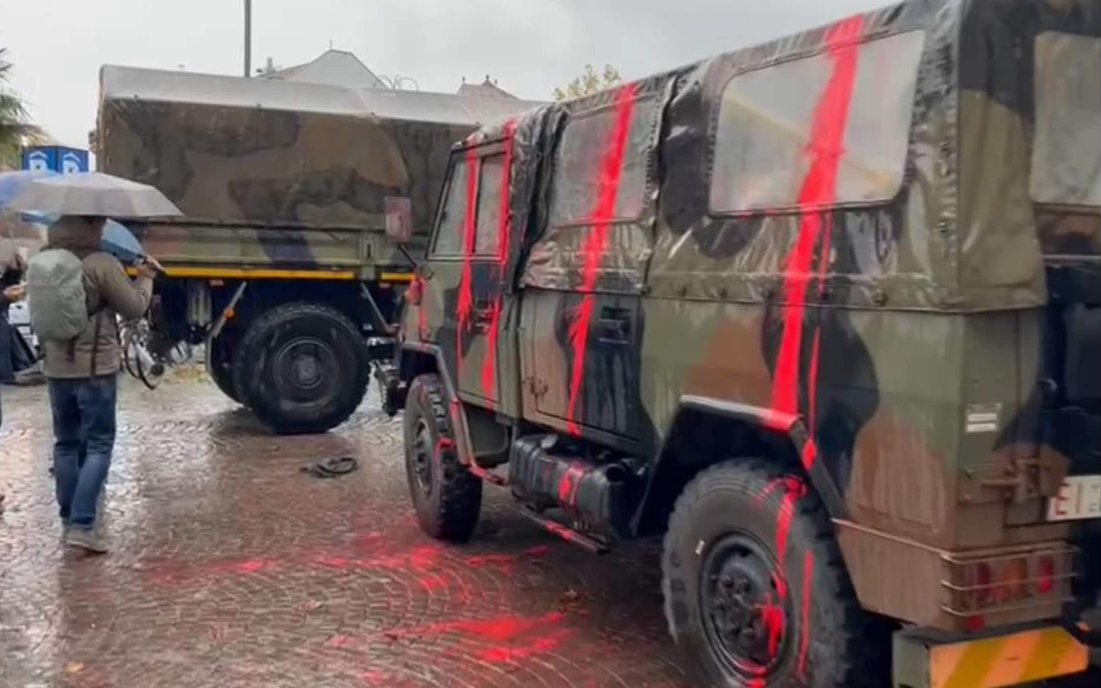 Imbrattato con colore rosso un mezzo militare esposto in occasione della Giornata per l'Unità nazionale e delle Forze Armate, 4 Novembre 2022. ANSA