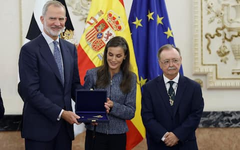 epa13300283 Spain's King Felipe VI (L) and Queen Letizia (C) during their visit to the Town Hall with Mayor-President o Ceuta Juan Jesus Vivas (R) in Ceuta, Spain, 13 October 2026. This is the Spanish royal couple's first visit to Spain's North African enclaves, Ceuta and Melilla.  EPA/CHEMA MOYA