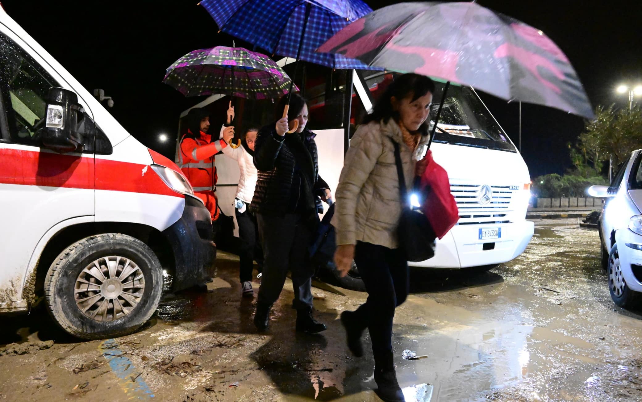 Le persone salgono sui bus dopo aver lasciato le loro case dal momento che è diventato operativo a Casamicciola il 'Piano speditivo di Protezione civile' che prevede l'allontanamento temporaneo di oltre mille individui dalle aree interessate dalla frana del 26 novembre scorso, 02 dicembre 2022. Il piano, che durerà fino alle 16 di domani, è scattato in concomitanza con l'inizio dell'allerta gialla sull'isola d'Ischia. Per le aree rosse previsto un servizio di navette per consentire il trasferimento dei cittadini presso le strutture ricettive disponibili. Le forze dell'ordine garantiranno il servizio antisciacallaggio. ANSA / CIRO FUSCO