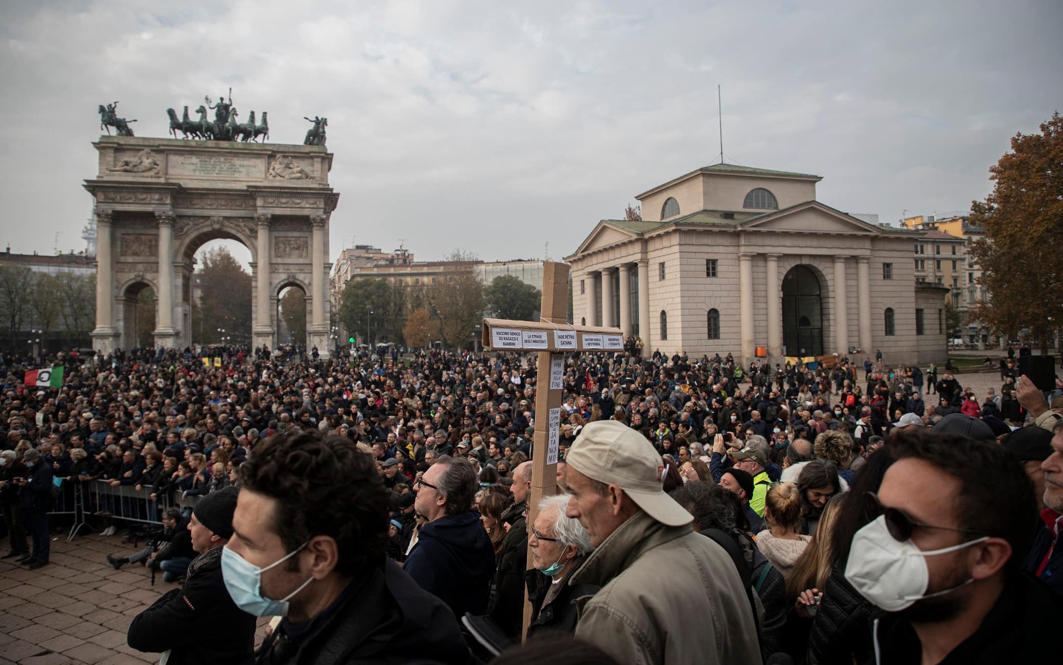 All’arco della pace si svolge la Manifestazione di Children’s Help Defence contro il Green Pass, 13 Novembre 2021.ANSA/MARCO OTTICO