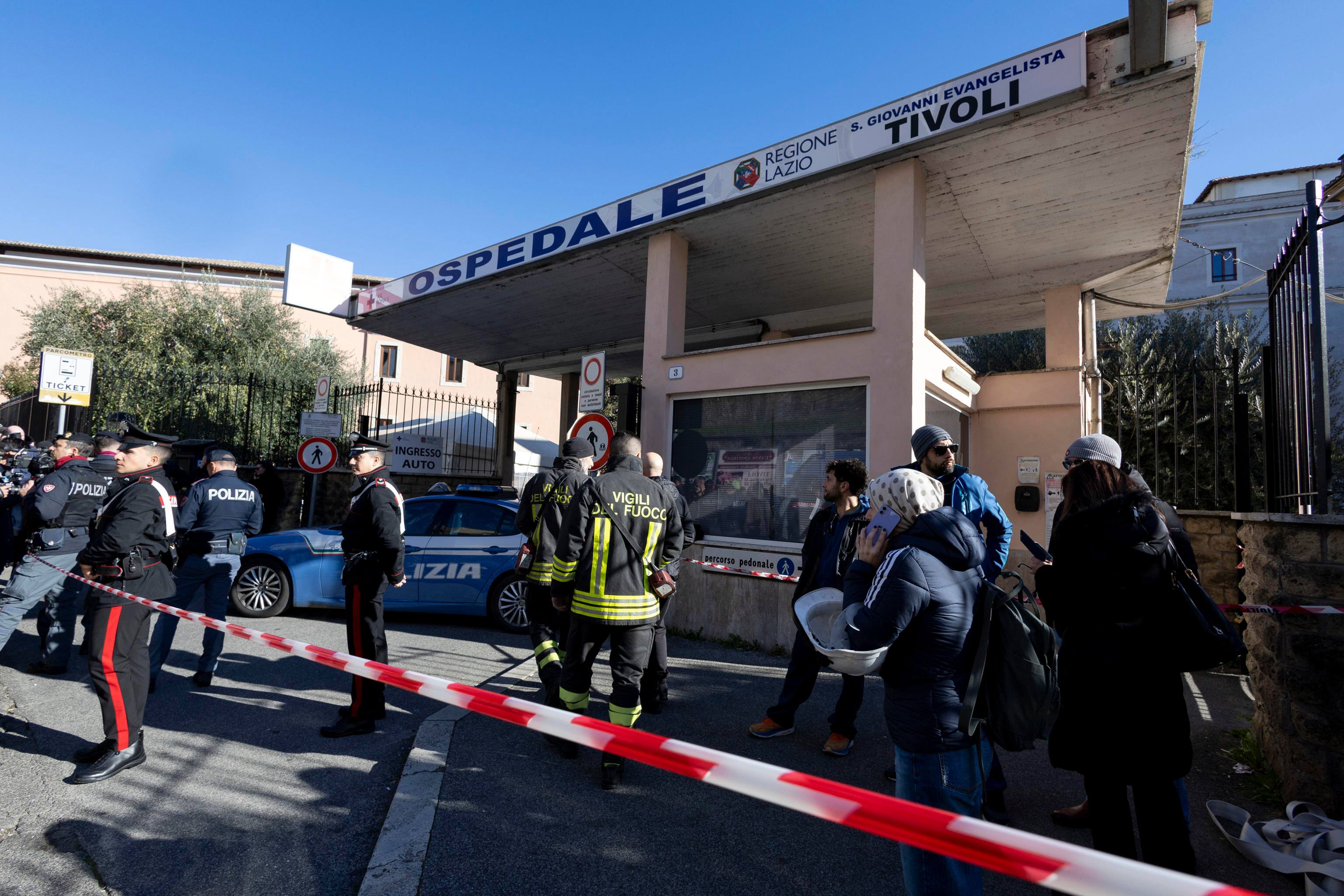 Vigili del fuoco e scientifica all ospedale di Tivoli San Giovanni Evangelista, dove nella notte è divampato l incendio.  Tivoli 9 dicembre 2023ANSA/MASSIMO PERCOSSI