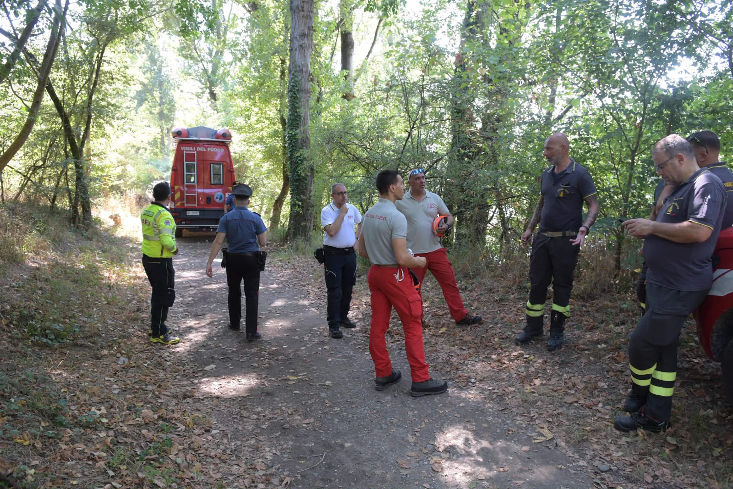 Soccorsi e forze dell'ordine sul fiume Adda                  a Truccazzano (Milano) dove un uomo è morto annegato nel tentativo di salvare il nipotino caduto nelle acque del fiume, 18 Luglio 2026. ANSA/ANDREA CANALI