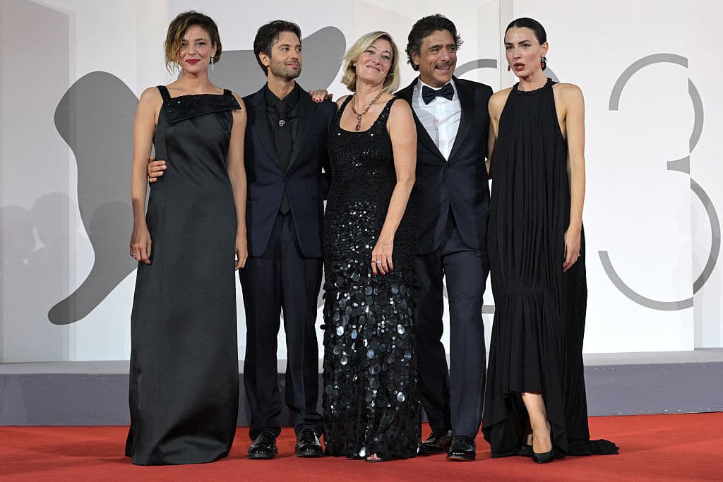 Jasmine Trinca, il regista Paolo Strippoli, Valeria Bruni Tedeschi, Adriano Giannini e Romana Maggiora Vergano Il cast del film L'estranea insieme al regista Strippoli