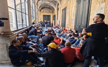 Un gruppo di lavoratori dell'ex Ilva ha occupato la Prefettura di Genova facendo irruzione all'improvviso nell'edificio dal presidio di protesta in corso
da tre giorni in largo Eros Lanfranco.Alcune decine di lavoratori si sono seduti nell'atrio della Prefettura di Genova e al secondo piano battendo i caschi e urlando lo slogan 'l'Ilva di Genova non si chiude'.Genova,14 ottobre 2026.ANSA/ FABRIZIO CERIGNALE 