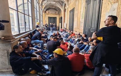 Un gruppo di lavoratori dell'ex Ilva ha occupato la Prefettura di Genova facendo irruzione all'improvviso nell'edificio dal presidio di protesta in corso
da tre giorni in largo Eros Lanfranco.Alcune decine di lavoratori si sono seduti nell'atrio della Prefettura di Genova e al secondo piano battendo i caschi e urlando lo slogan 'l'Ilva di Genova non si chiude'.Genova,14 ottobre 2026.ANSA/ FABRIZIO CERIGNALE 
