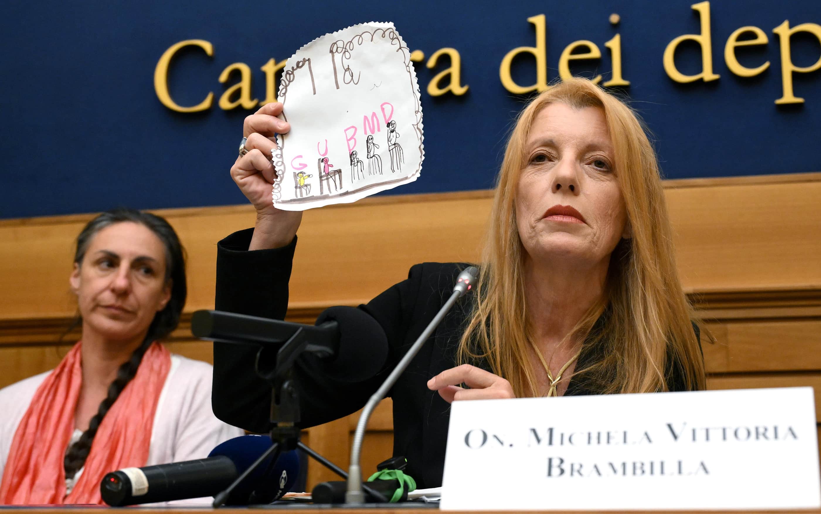 Durante la conferenza, Michela Brambilla ha mostrato alcuni disegni fatti dai bambini per i genitori