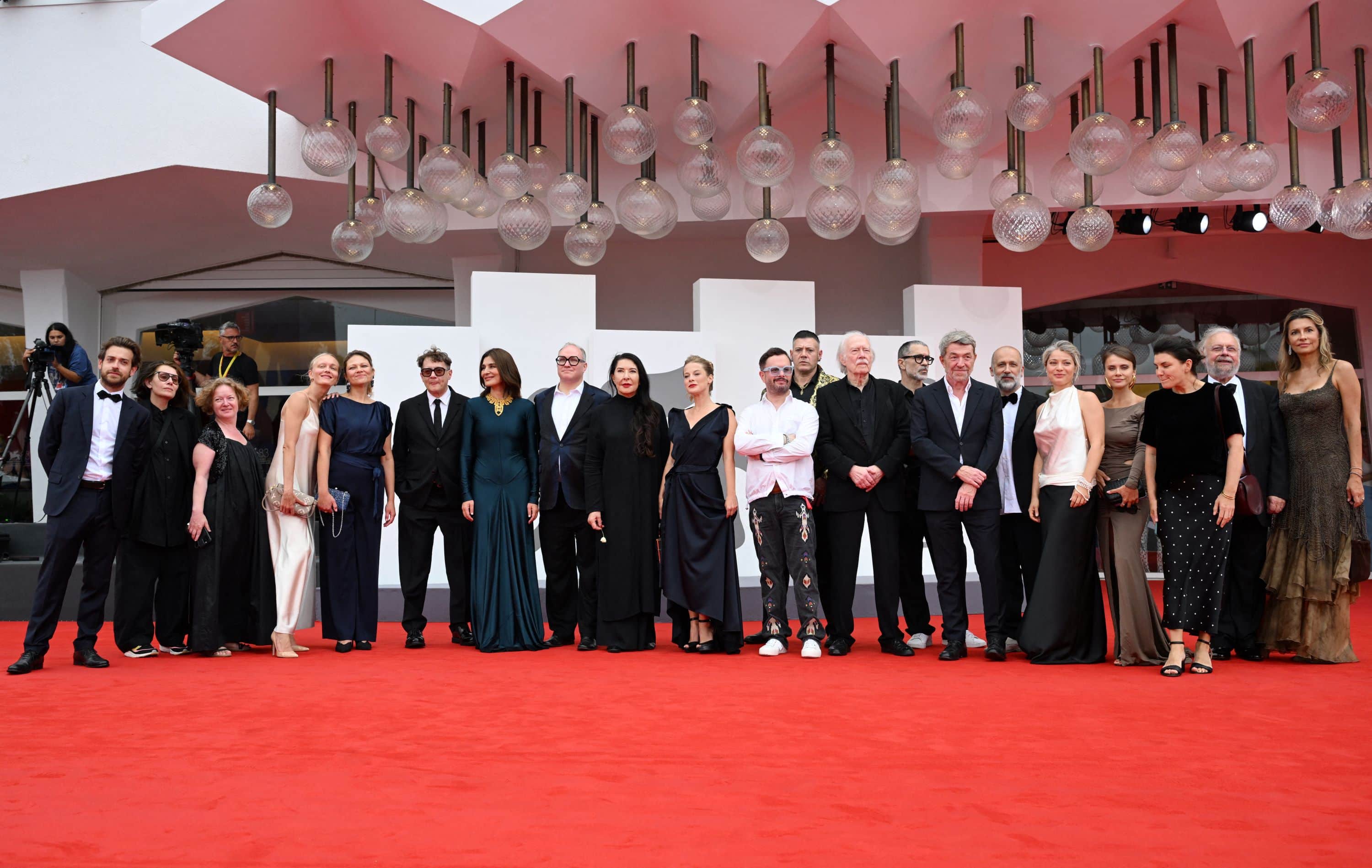 Foto di gruppo per il cast e la troupe di Dau alla Mostra del Cinema di Venezia 2026