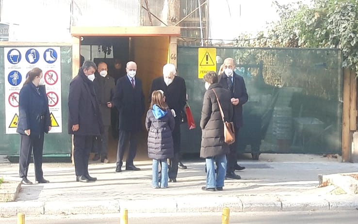 Sergio Mattarella saluta la bambina
